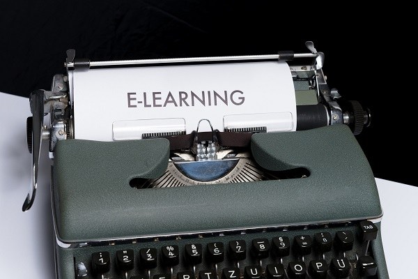 Immagine di una macchina da scrivere con la scritta "e-learning"