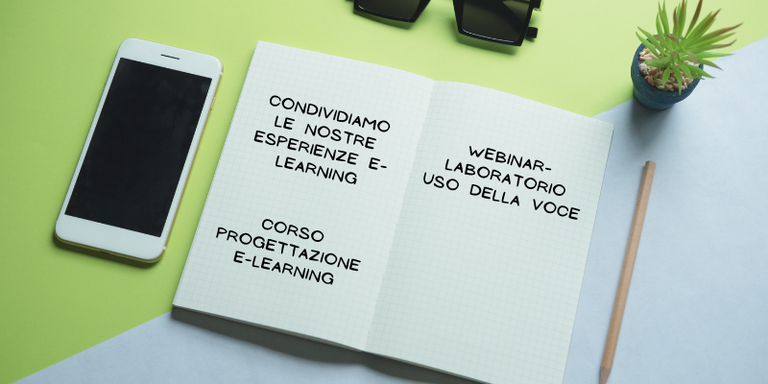 scrivania con quaderno appunti tre news